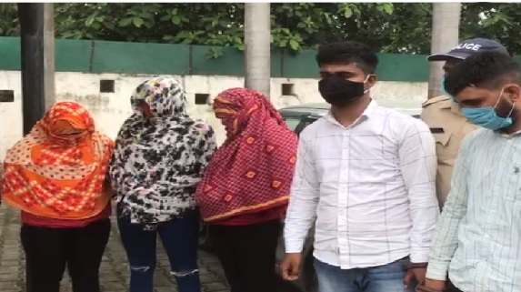 रुद्रपुर : कार में कर रहे थे गंदा काम, एंटी ह्यूृमन ट्रैफिकिंग सेल ने 3 युवतियों समेत पांच गिरफ्तार