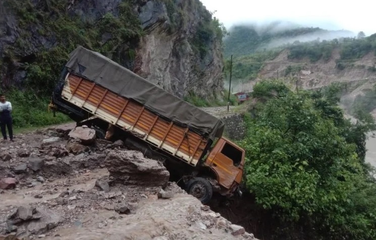 रुद्रप्रयाग में बारिश का कहर : मलबे की चपेट में आकर नदी में गिरी जेसीबी, ट्रक लटका