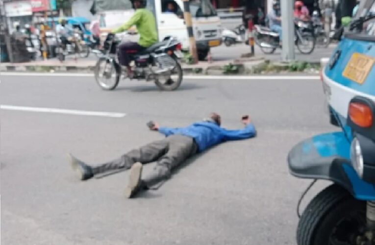 देहरादून में गजब का नजारा : पुलिस ने काटा चालान तो बीच सड़क पर लेट गया युवक