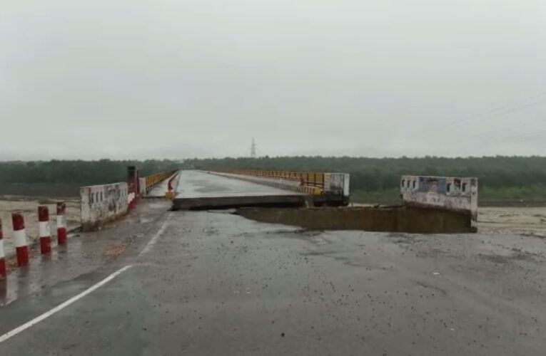नैनीताल ब्रेकिंग : भारी बारिश से गौला पुल का बड़ा हिस्सा टूटा, VIDEO देखकर कांप जाएगी रुह