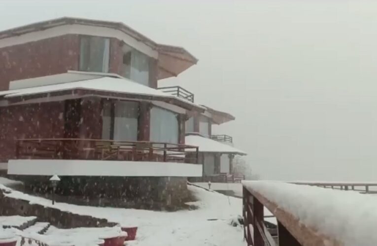 देखिए VIDEO : मसूरी-नैनीताल समेत कई पहाड़ी जिलों में बर्फबारी, खिले पर्यटकों के चेहरे