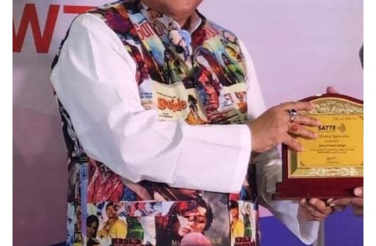 सोशल मीडिया पर छाए फैशनेबल मंत्री सतपाल महाराज। पहनी अनोखी जैकेट
