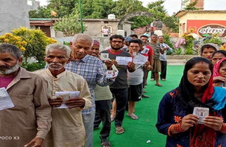 ब्रेकिंग : चंपावत में मतदान जारी, सीएम धामी और निर्मला गहतोड़ी के बीच कांटे की टक्कर