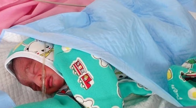उत्तराखंड में गजब के डॉक्टर, बच्चे का पैर निकला बाहर तो कर दिया रैफर, एंबुलेंस में हुई डिलीवरी