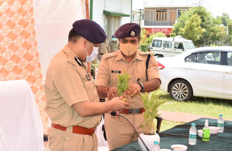 देहरादून : हरेला पर सुद्दोवाला परिसर में एडीजी समेत कई अधिकारियों ने रोपे 300 पौधे, लिया पर्यावरण की रक्षा का संकल्प