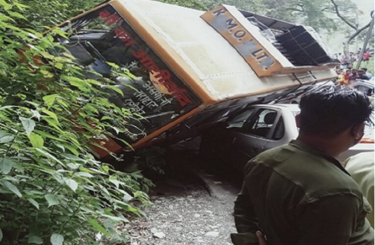 उत्तराखंड से बड़ी खबर : कार के ऊपर पलटी यात्रियों से भरी केमू की बस, मौके पर मची अफरा-तफरी