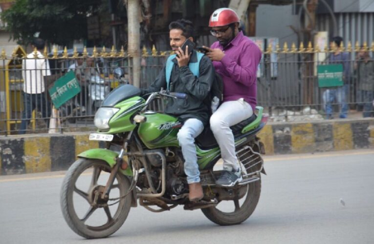 उत्तराखंड : वाहन चलाते समय फोन पर बात करना पड़ेगा महंगा,होगा सीज, इन परिजनों की खैर नहीं