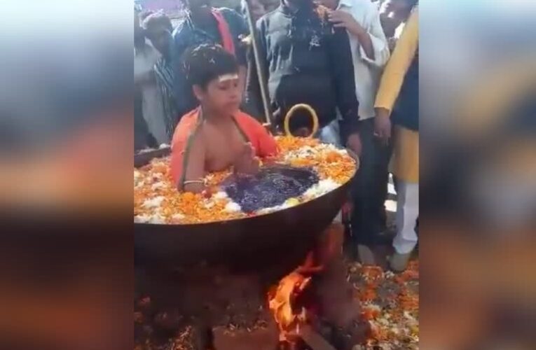 VIDEO : खौलते हुए पानी की कड़ाही पर समाधि लगाकर बैठा बच्चा, देखने वालों की लगी भीड़