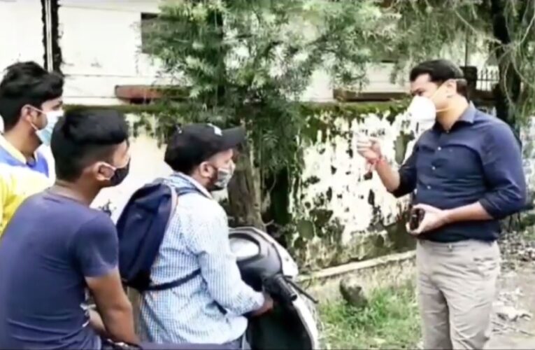 VIDEO : फिर एक्शन में दिखे SSP खंडूरी, खुद संभाली फिल्डिंग, लोगों से पढ़ाया नियमों का पाठ