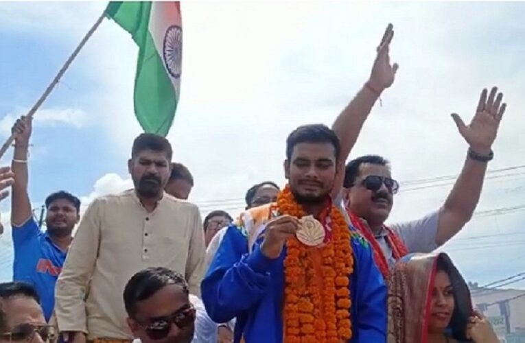 देश के लिए पदक जीतकर लौटा उत्तराखंड का बेटा मनोज सरकार, हुआ भव्य स्वागत