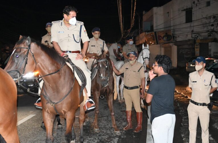 घोड़े पर सवार होकर गश्त पर निकले SSP खंडूरी, शराबियों की लगाई क्लास, SI को दी शाबाशी