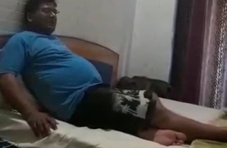 लक्सर ब्रेकिंग : आबकारी निरीक्षक का रिश्वत लेते वीडियो वायरल, बोला-डरना जरूरी है