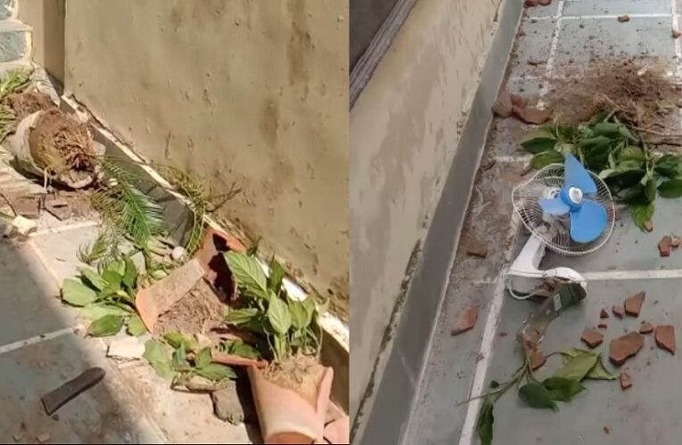 रुड़की से बड़ी खबर : हिंदूवादी नारे लगाते हुए सैंकड़ों लोगों ने किया चर्च पर हमला, जमकर तोड़फोड़, कई घायल