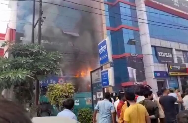 उत्तराखंड VIDEO : एचडीएफसी बैंक में लगी भीषण आग, एटीएम जलकर खाक