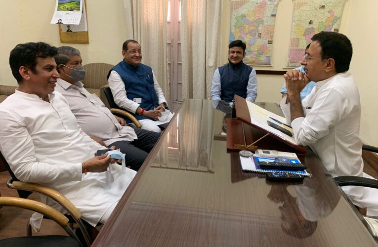 राहुल गांधी से मिलने पहुंचे कैबिनेट मंत्री यशपाल आर्य और उनके बेटे संजीव आर्य