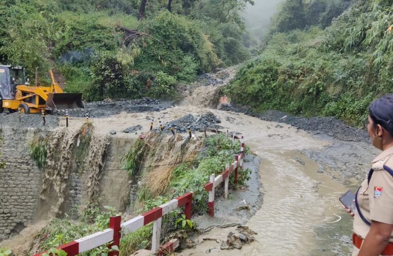 उत्तराखंड VIDEO : यहां खुद सड़क पर उतरीं एसएसपी, बारिश के बीच खुलवाई सड़क