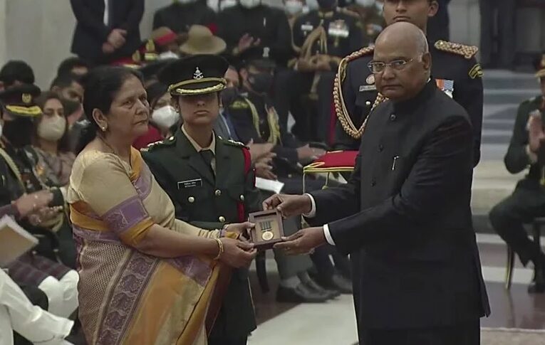 उत्तराखंड VIDEO : शहीद V.S ढौंडियाल की पत्नी लेफ्टिनेंट नितिका कौल और मां ने किया शौर्य चक्र ग्रहण