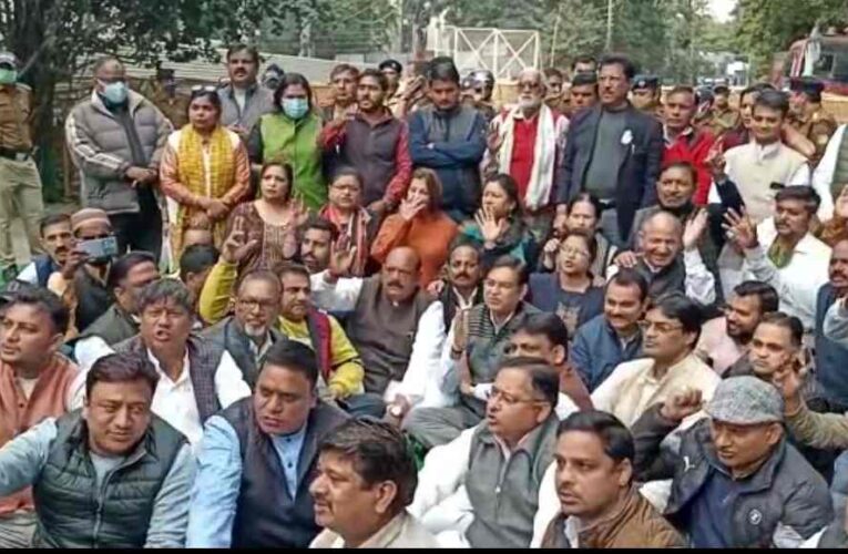 CM आवास को घेरने जा रहे नेता प्रतिपक्ष समेत कांग्रेसियों को पुलिस ने रोका, वहीं धरने पर बैठकर की नारेबाजी