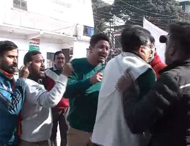 देहरादून : कांग्रेस भवन में हुई प्रदेश महामंत्री की पिटाई का मामला पहुंचा कोतवाली, इनके खिलाफ मुकदमा दर्ज