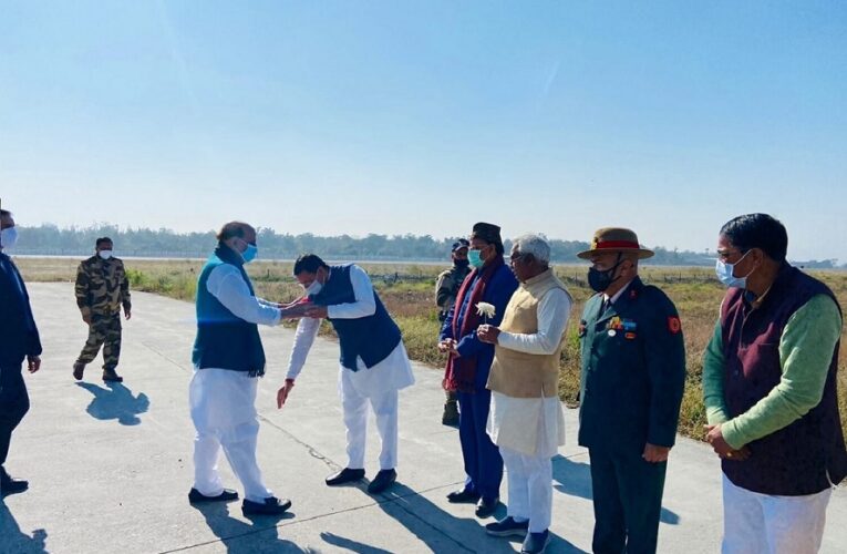 देहरादून पहुंचे रक्षा मंत्री राजनाथ सिंह, सीएम ने किया पैर छूकर स्वागत, सैन्यधाम की रखेंगे नींव