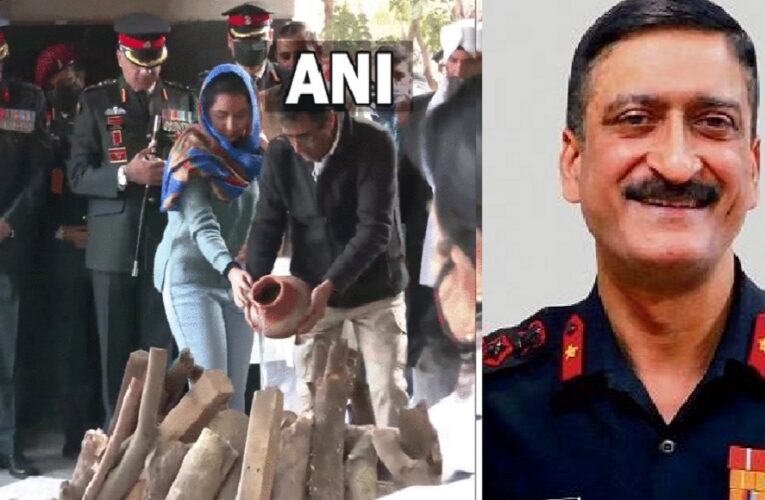 जांबाज ब्रिगेडियर पिता को बेटी आश्ना ने दी मुखाग्नि,निभाया बेटे का फर्ज