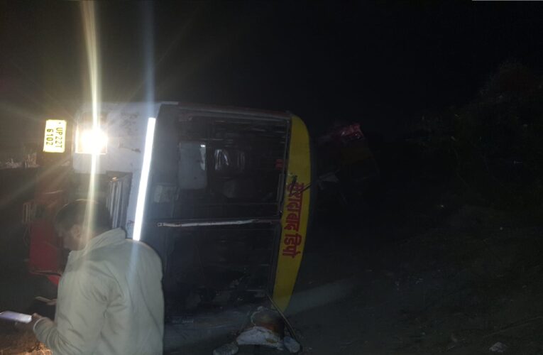 हरिद्वार : क्रेन को ओवरटेक करने के चक्कर में खाई में गिरी यात्रियों से भरी रोडवेज बस