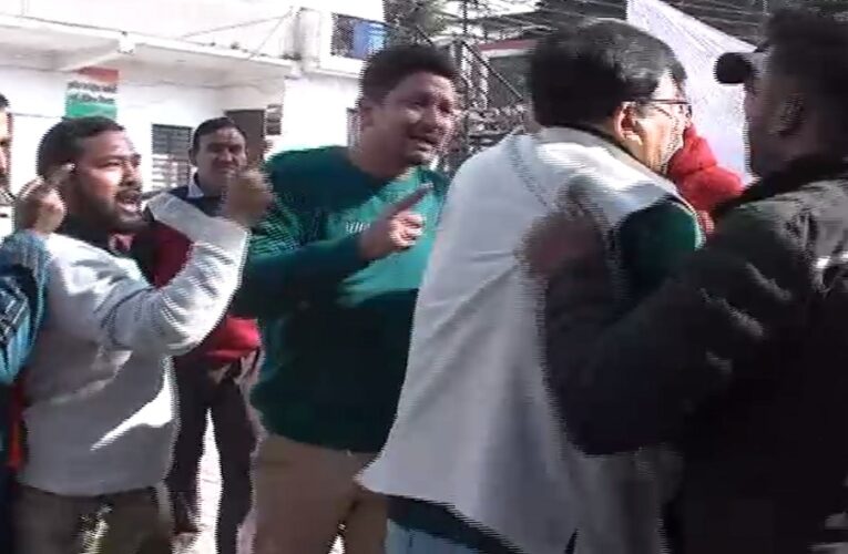 VIDEO : उत्तराखंड से आज की सबसे बड़ी खबर, कांग्रेस भवन के अंदर प्रदेश महामंत्री की पिटाई