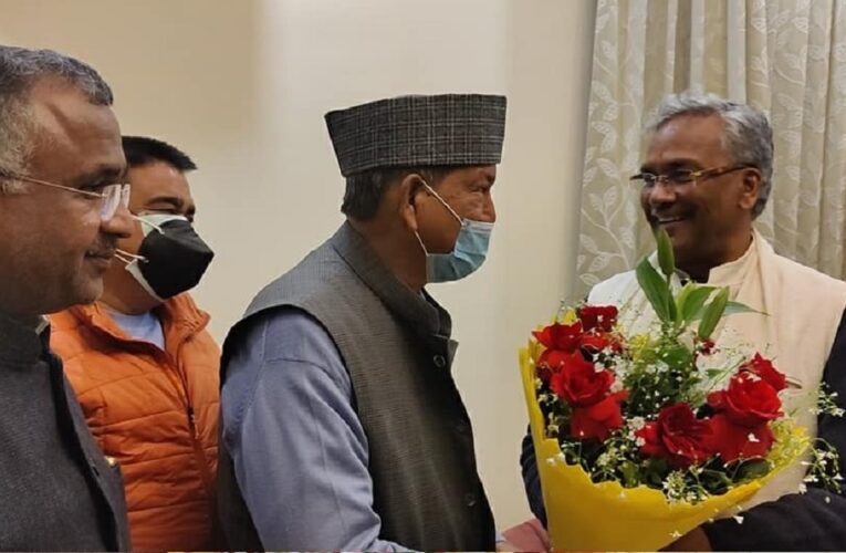 VIDEO : जन्मदिन पर हरदा ने पूछा- कितने साल के हो गए हो, त्रिवेंद्र बोले- हमारे यहां भाजपा में उम्र नहीं पूछते