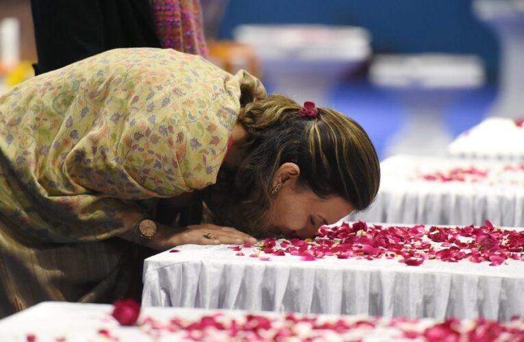 ताबूत को चूमकर फूट-फूटकर रोई ज. बिपिन रावत की बेटियां, अवशेषों को एकटक निहारती रहीं