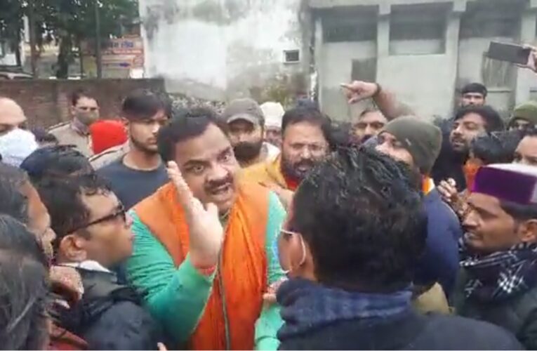 VIDEO उत्तराखंड से बड़ी खबर, चुनाव से पहले माहौल बिगाड़ने की कोशिश, गौ माता की हत्या से भड़के विधायक, मारने दौडें