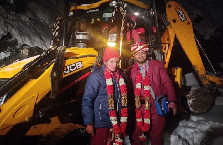 देखिए VIDEO : घोड़ा ना गाड़ी, बल्कि JCB में दुल्हनिया लेने पहुंचा दूल्हा
