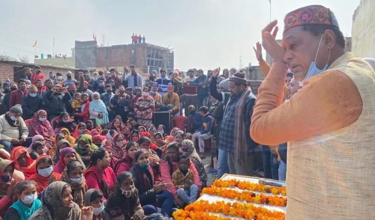 लोगों के सामने फफक-फफक कर रो पड़े नेता जी, बोले- कांग्रेज-भाजपा के प्रत्याशियों को धूल चटाऊंगा