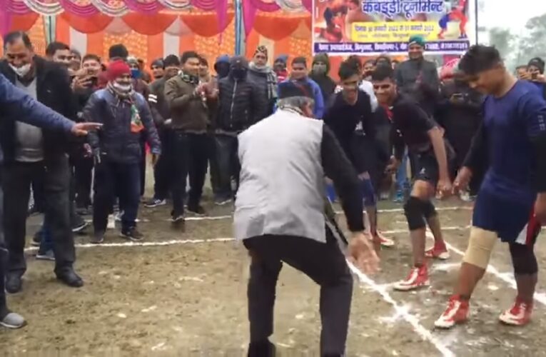 देखिए VIDEO : जब हरदा बोले- कबड्डी-कबड्डी, युवाओं के साथ बन गए युवा, खेला मैच