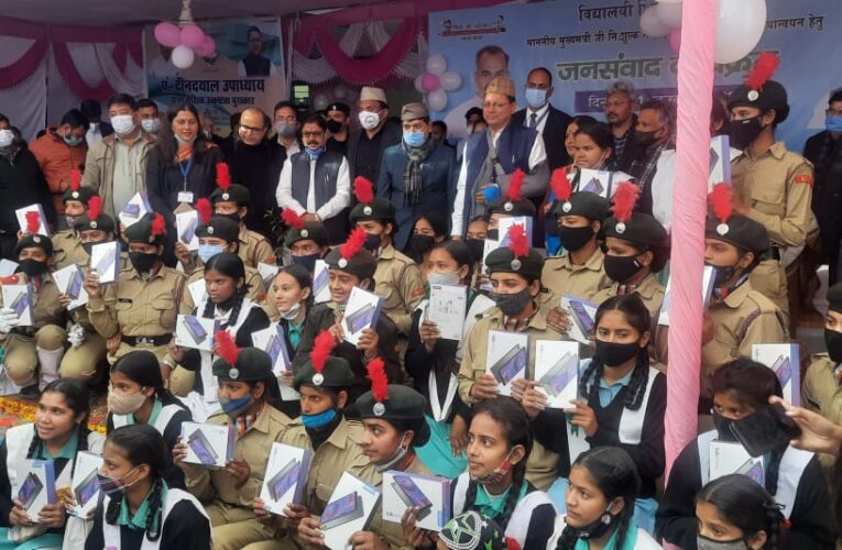 उत्तराखंड : सीएम पुष्कर सिंह धामी की सरकारी स्कूलों के बच्चों को निशुल्क टैबलेट की सौगात, शुरु की योजना