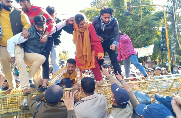 देहरादून : कांग्रेस मुख्यालय पहुंचे गुस्साए भाजयुमो नेता, हुई जबरदस्त झड़प, PM की सुरक्षा में चूक का मामला