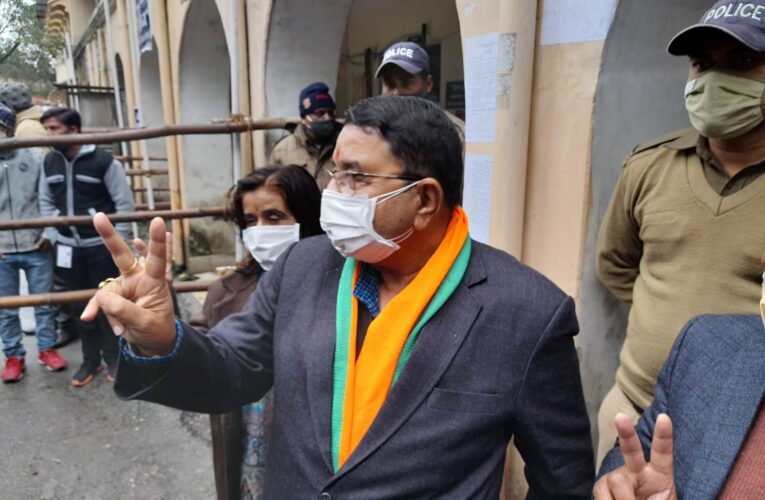 देहरादून : उमेश शर्मा काऊ ने किया नामांकन दाखिल, बोले-इस बार छोटे भाई-बड़े भाई के बीच मुकाबला