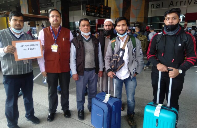 यूक्रेन से लौटे उत्तराखण्ड के 3 छात्र, अपर स्थानिक आयुक्त ने किया दिल्ली में स्वागत