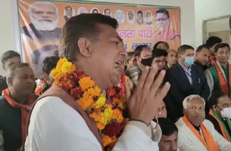 उत्तराखंड VIDEO : वोट के लिए गिड़गिड़ाए भाजपा प्रत्याशी, कहा- कपड़े फाड़ो, जूतों की माला डालो लेकिन वोट मुझे दो