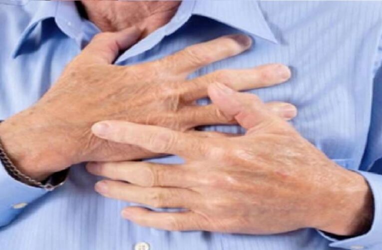 देहरादून से बड़ी खबर, वोटिंग के दौरान पोलिंग अधिकारी को आया heart attack