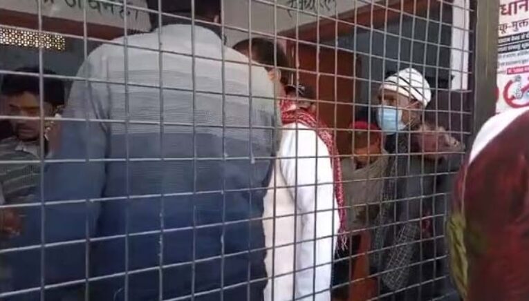 भाजपा प्रत्याशी प्रेमचंद अग्रवाल की CRPF जवान के साथ नोंकझोक, जवान को डांटा, VIDEO बनाने पर हल्ला