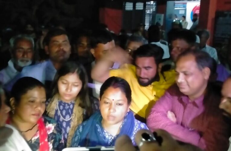 सीएम समेत मंत्रियों के शपथ लेने के अगले दिन ही थाने के बाहर धरने पर बैठीं हरीश रावत की विधायक बेटी, जानिए वजह