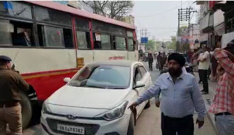 उत्तराखंड से बड़ी खबर : बीच बाजार में रोडवेज बस का ब्रेक फेल, दो कारों को मारी टक्कर, मची अफरा-तफरी