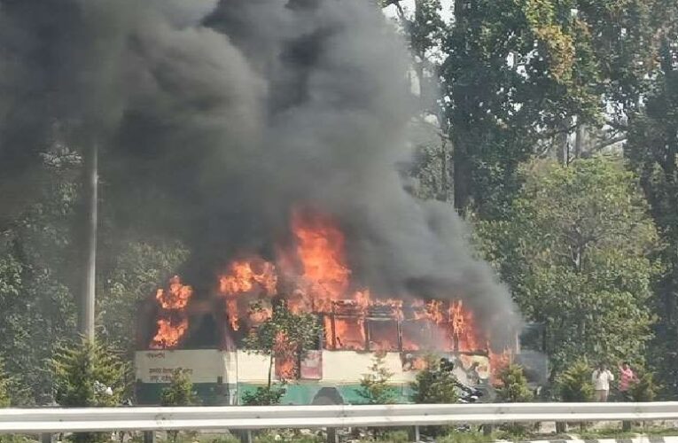 बड़ी खबर : देहरादून से बरेली जा रही बस में लगी आग, जलकर खाक