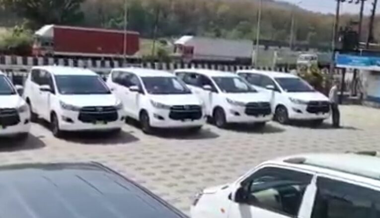 उत्तराखंड VIDEO : नई कैबिनेट के गठन के बाद मंत्रियों के लिए तैयार हो रही नई गाड़ियां, CM योगी से लेनी चाहिए सीख