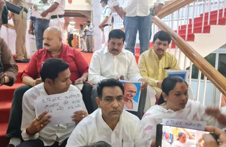 उत्तराखंड विधानसभा : धरने पर बैठे कांग्रेस विधायक,  हरिद्वार में CM के इशारे पर कार्यकर्ताओं का उत्पीड़न करने का आरोप