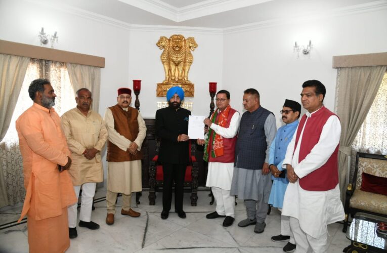 उत्तराखंड की राजनीति से बड़ी खबर, सीएम धामी ने राज्यपाल को सौंपा इस्तीफा