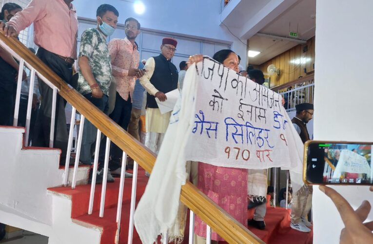 उत्तराखंड : विधानसभा सत्र का पहला दिन, अनुपमा रावत ने अनोखे अंदाज में किया विरोध, खुद के दुपट्टे पर…