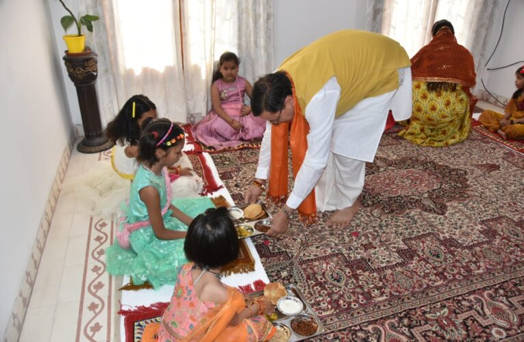 CM धामी ने किया सीएम आवास में कन्या पूजन,नौ दुर्गा की प्रतीक नौ कन्याओं को भोजन कराया