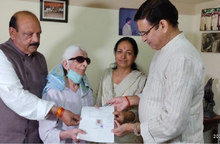 देहरादून की इस बुजुर्ग महिला ने राहुल गांधी के नाम की दी अपनी पूरी संपत्ति, विधायक को सौंपा वसीयतनामा