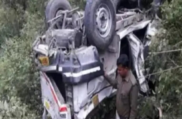 उत्तराखंड में दुखद घटना : यूटीलिटी के हुए ब्रेकफेल, 250 मीटर गहरी खाई में गिरी, 3 लोगों की मौत